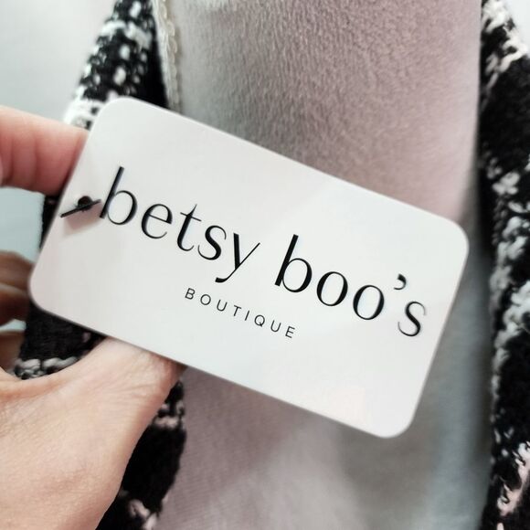 Urban Daizy Black and White Plaid Button Close Shacket Size Medium - Picture 9 of 13